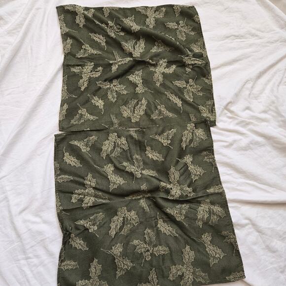 Holly Berry Set of 4 Placemat/Napkin w Gold/Silver Tone Jingle Bell Napkin Rings - Picture 6 of 16